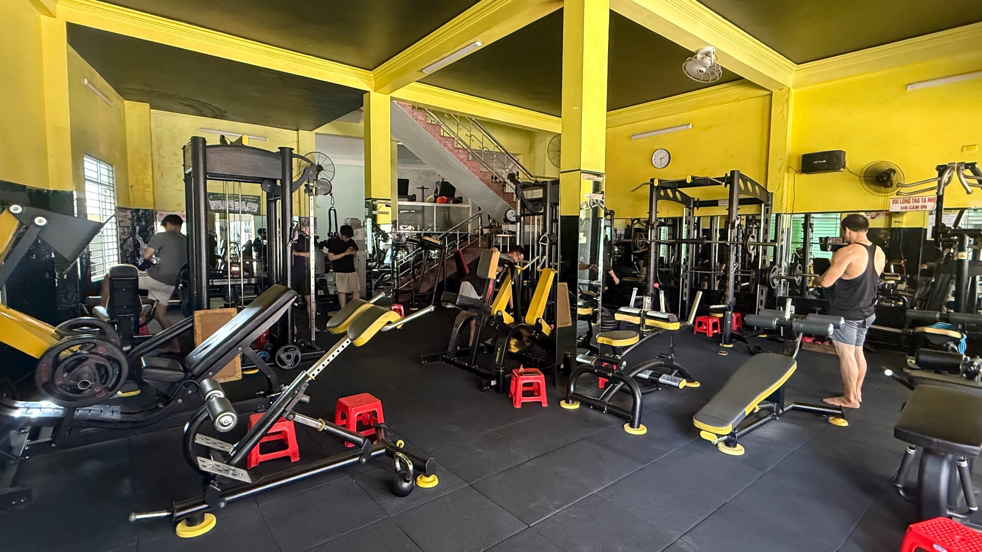 Quang Tú Gym interior