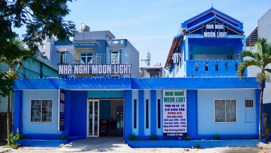 Nhà Nghỉ Moon Light — exterior facade in Da Nang